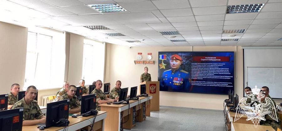 На факультете связи проведено военно-политическое информирование «Росгвардейцы — Герои Российской Федерации»