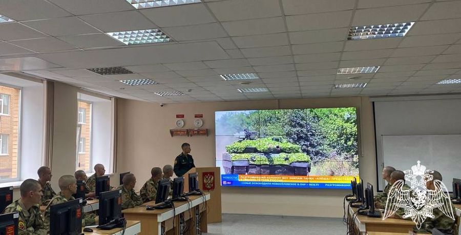 С курсантами военного института проведено военно-политическое информирование «23 августа - День разгрома советскими войсками немецко-фашистских войск в Курской битве (1943 год)»