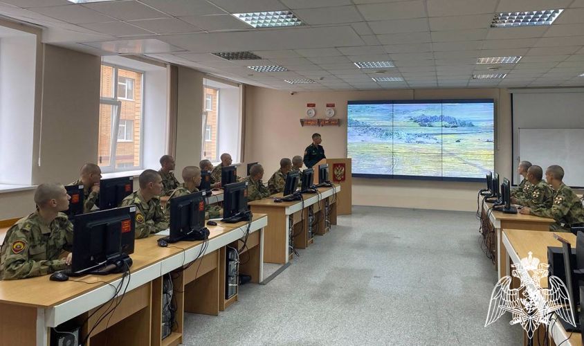 С курсантами военного института проведено военно-политическое информирование «23 августа - День разгрома советскими войсками немецко-фашистских войск в Курской битве (1943 год)»