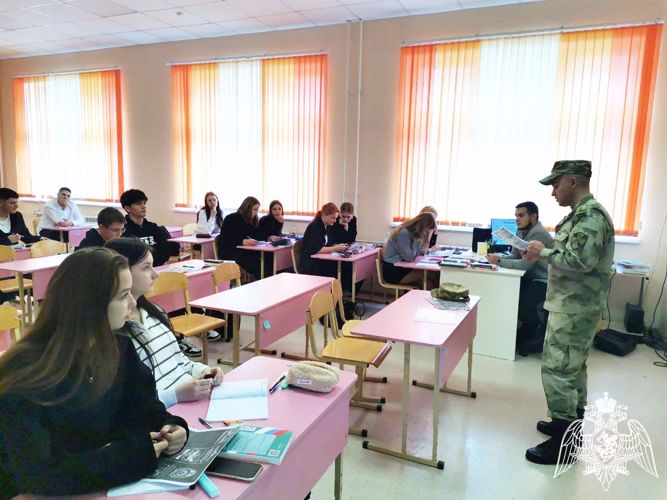 Военнослужащий факультета связи провел агитационно-пропагандисткую работу во время служебной командировки с военнослужащими и учащимися средней образовательной школы