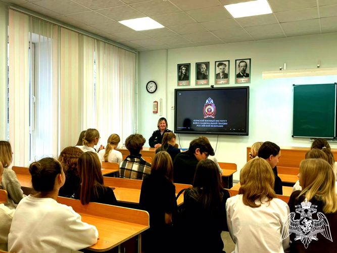 Личным составом факультета (кинологического) проведена профориентационная работа в Гимназии № 11 имени С.П.  Дягилева и МАОУ «Средняя общеобразовательная школа «Диалог»