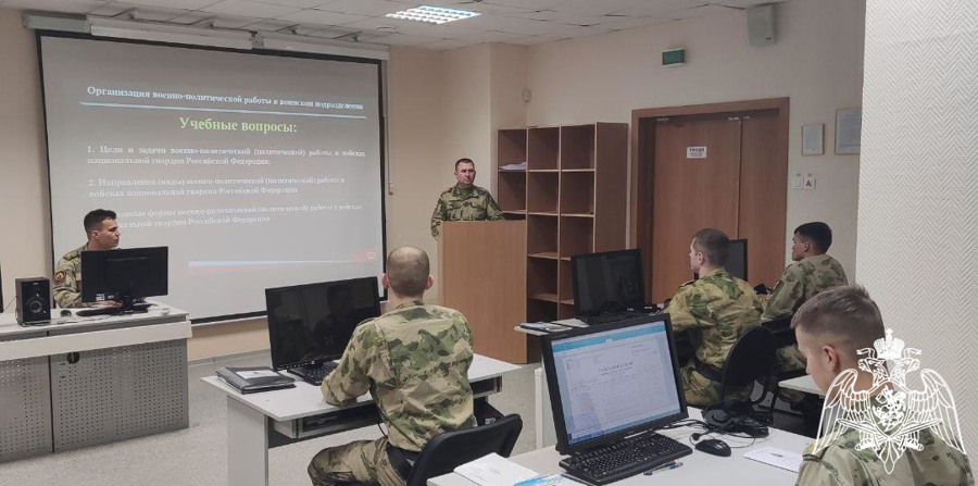 С курсантами выпускного курса в рамках проведения войсковой практики проведено занятие, направленное на закрепление навыков по организации  и проведению мероприятий военно-политической работы в воинском подразделении