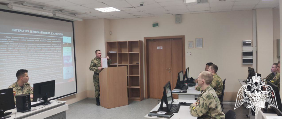 С курсантами выпускного курса в рамках проведения войсковой практики проведено занятие, направленное на закрепление навыков по организации  и проведению мероприятий военно-политической работы в воинском подразделении