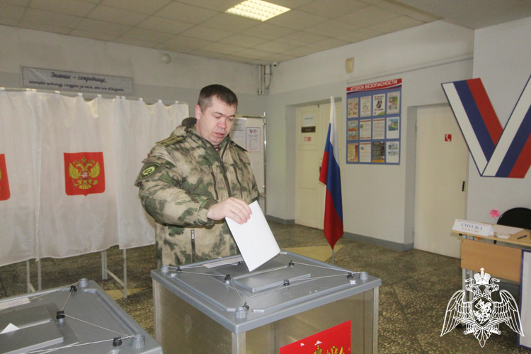Военнослужащие Пермского военного института войск национальной гвардии приняли участие в выборах Президента Российской Федерации