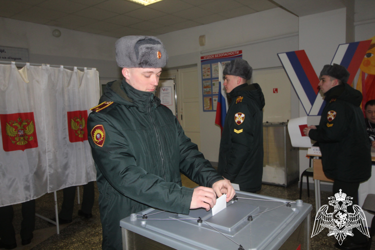 Военнослужащие Пермского военного института войск национальной гвардии приняли участие в выборах Президента Российской Федерации