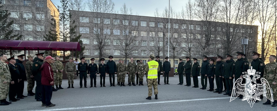 В военном институте проведено показное занятие по физической подготовке