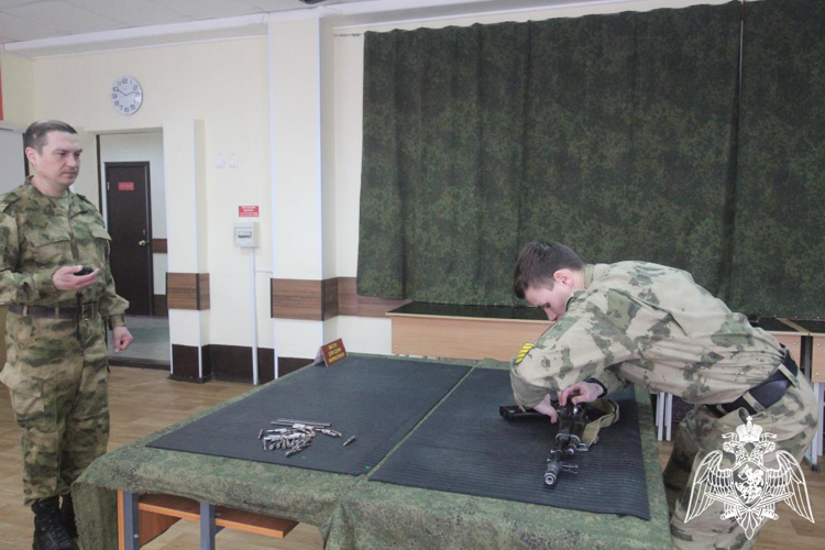 В Пермском военном институте курсанты выпускного курса приступили к сдаче экзамена по огневой подготовке
