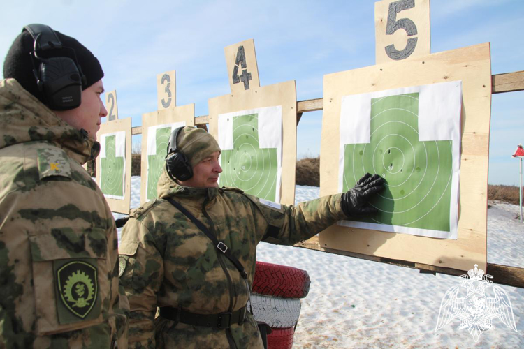 В Пермском военном институте курсанты выпускного курса приступили к сдаче экзамена по огневой подготовке