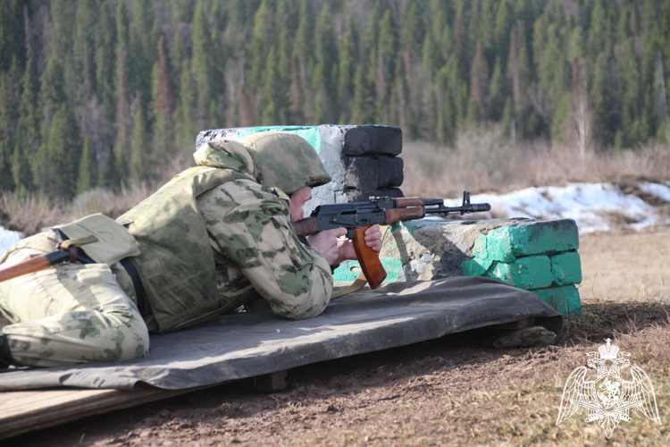 В Пермском военном институте курсанты выпускного курса приступили к сдаче экзамена по огневой подготовке