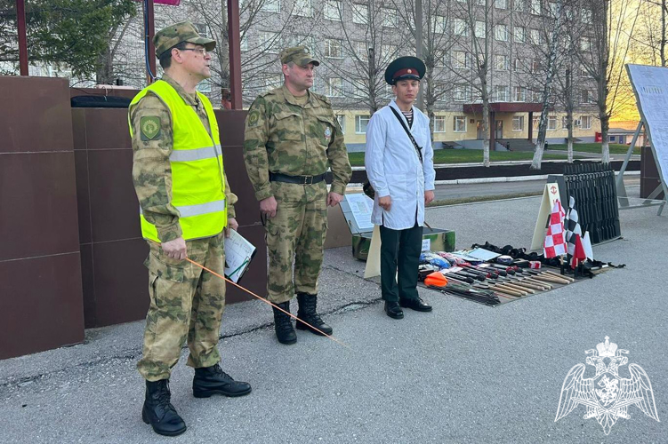 В военном институте проведено показное занятие по физической подготовке