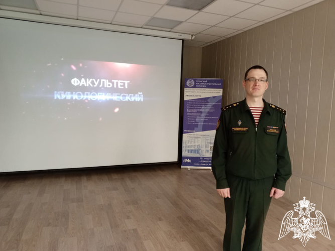 Офицер учебного комплекса факультета (кинологического) Пермского военного института провел агитационную работу в Пермском машиностроительном колледже
