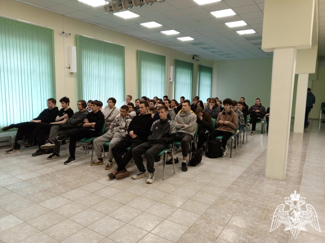 Офицер учебного комплекса факультета (кинологического) Пермского военного института провел агитационную работу в Пермском машиностроительном колледже