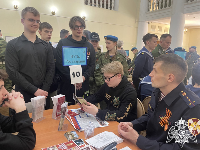 Участие военнослужащего Пермского военного института в  профориентационном мероприятии «День будущего офицера» в г. Тверь