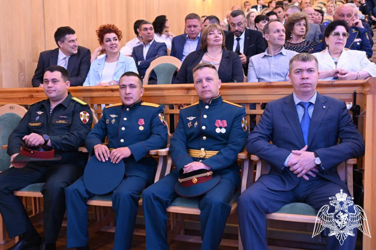 Губернатор Пермского края Дмитрий Махонин вручил государственные награды военнослужащим Пермского военного института.