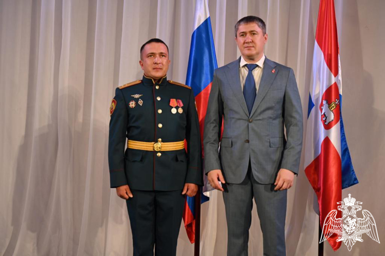 Губернатор Пермского края Дмитрий Махонин вручил государственные награды военнослужащим Пермского военного института.