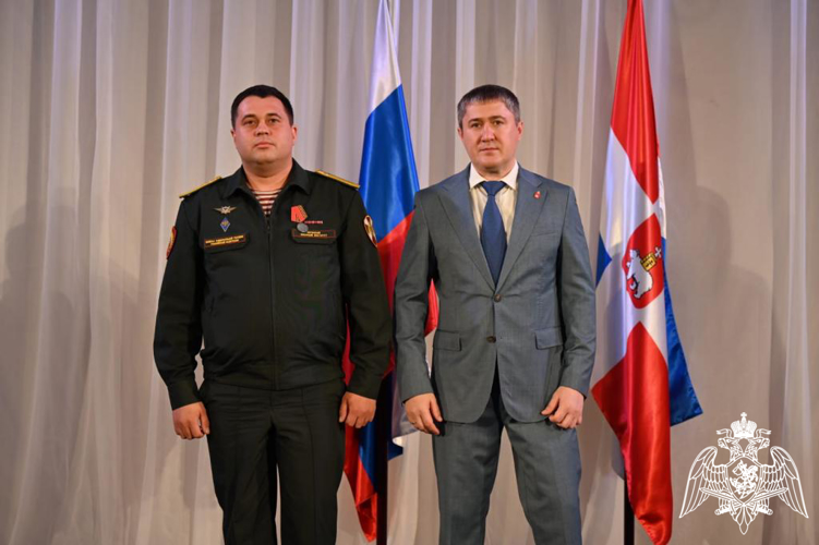 Губернатор Пермского края Дмитрий Махонин вручил государственные награды военнослужащим Пермского военного института.