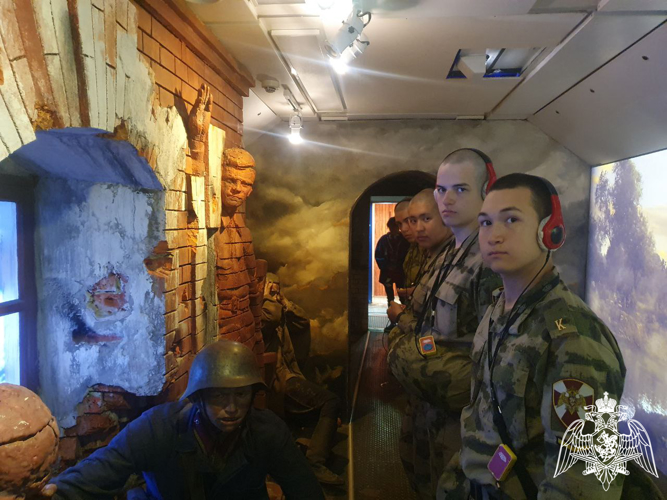 Курсанты Пермского военного института посетили уникальный передвижной музей «Поезд Победы»