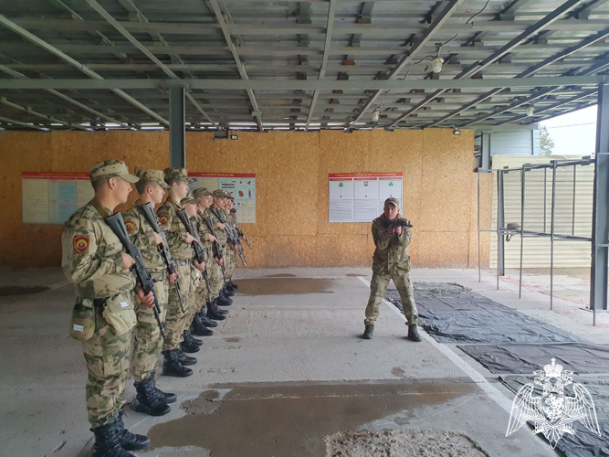 С курсантами 1 курса факультета (связи) проводятся учебные занятия по программе общевойсковой подготовки