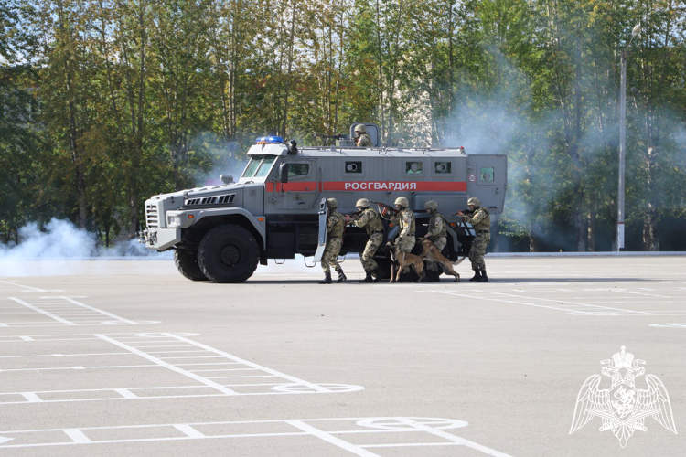 В Пермском военном институте военнослужащим факультета (кинологического) в торжественной обстановке были вручены грамоты и благодарности