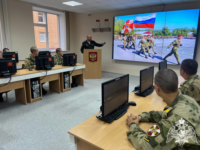 На факультете (связи) с курсантами первого курса проведено военно-политическое информирование