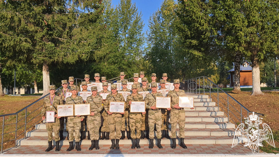 В Пермском военном институте военнослужащим факультета (кинологического) в торжественной обстановке были вручены грамоты и благодарности