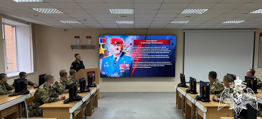 На факультете (связи) с курсантами первого курса проведено военно-политическое информирование