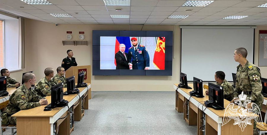 На факультете (связи) с курсантами первого курса проведено военно-политическое информирование