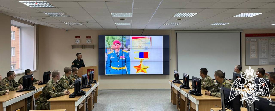 На факультете (связи) с курсантами первого курса проведено военно-политическое информирование