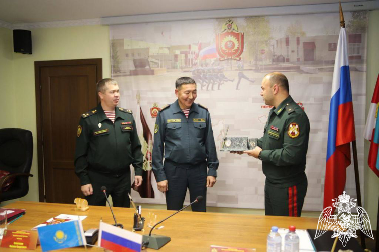 Делегация из Казахстана посетила Пермский военный институт Росгвардии