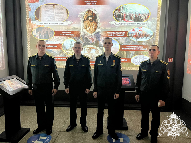 Курсанты факультета (ракетно-артиллерийского вооружения) посетили экскурсию по экспозиции «Романовы» в историческом парке «Россия — моя история»