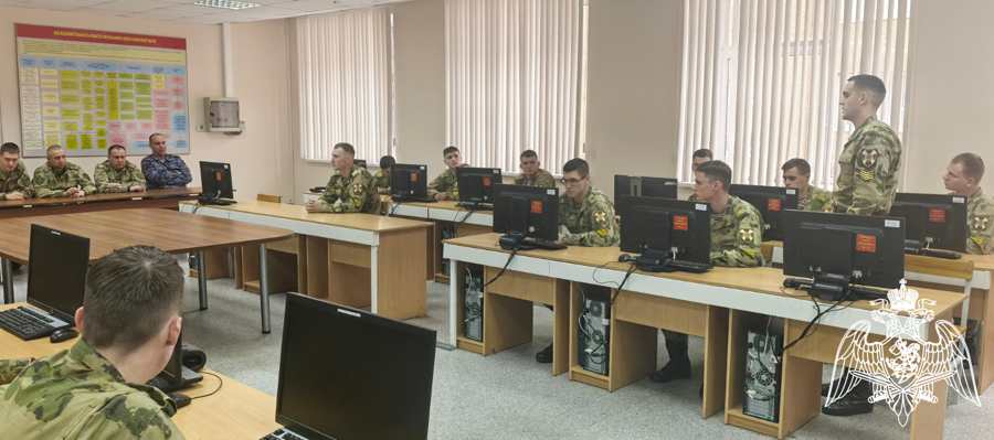 С курсантами выпускного курса факультета (связи) проведен круглый стол с привлечением офицеров округов ВНГ РФ, прибывших в военный институт на повышение квалификации