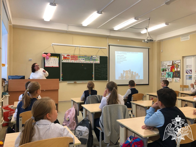 Преподаватели факультета (кинологического) провели урок по основам кинологии у учеников начальной школы гимназии № 3 города Перми