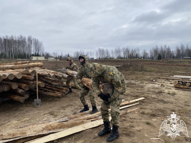 С курсантами Пермского военного института в рамках дисциплины «Военные дороги, мосты и переправы» проведено практическое занятие по изготовлению мостовых конструкций
