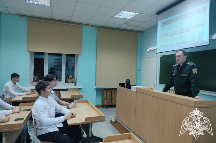Офицер факультета (связи) провел занятие с учащимися средней образовательной школы города Перми по военно-профессиональной ориентации