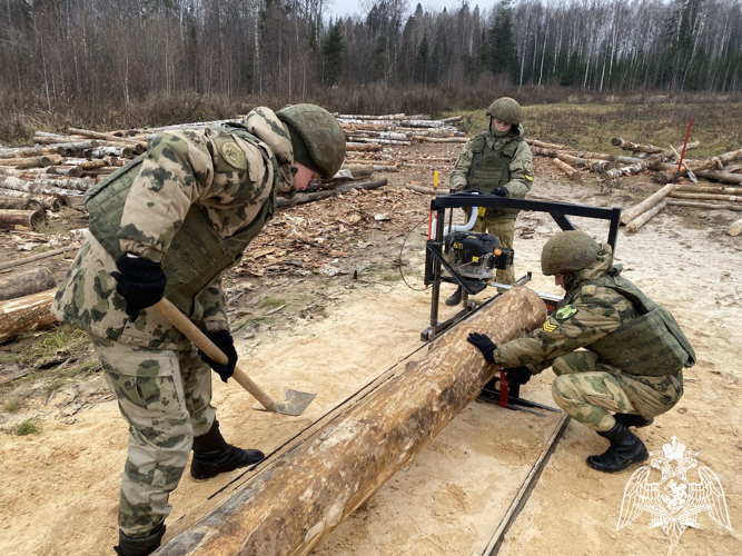 С курсантами Пермского военного института в рамках дисциплины «Военные дороги, мосты и переправы» проведено практическое занятие по изготовлению мостовых конструкций
