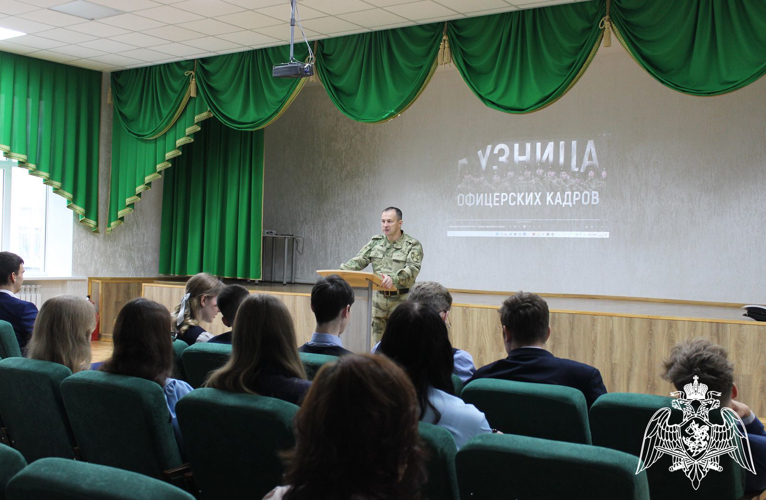 Офицером военного института проведена профориентационная работа в школах Курчатова