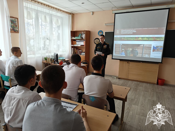 Военнослужащие факультета (связи) провели занятие с учащимися средних образовательных школ по военно-профессиональной ориентации