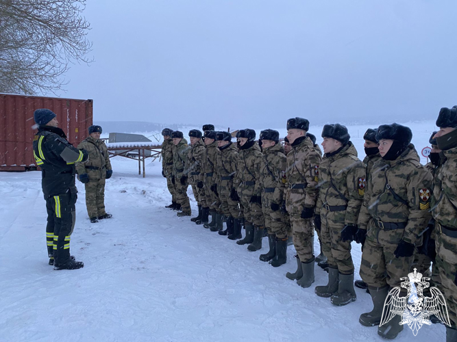 Преподавателями кафедры инженерного обеспечения проведены практические занятия по оборудованию ледяной переправы