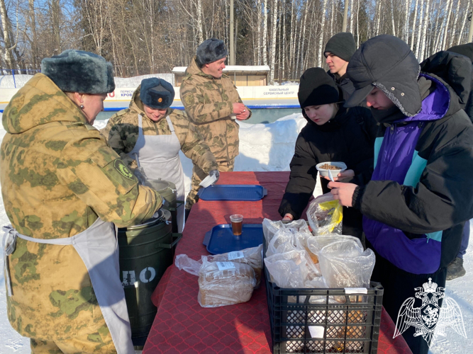Военнослужащие Пермского военного института войск национальной гвардии приняли участие в обеспечении проведения традиционной военно-спортивной эстафеты «Ратник» на стадионе «Гайва» города Перми