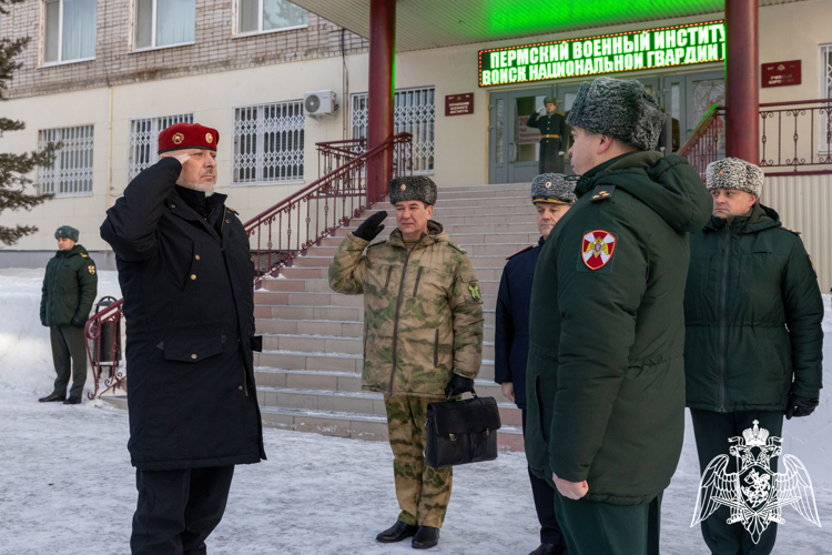 В Пермском военном институте Росгвардии впервые прошла торжественная церемония вручения щенков курсантам-кинологам