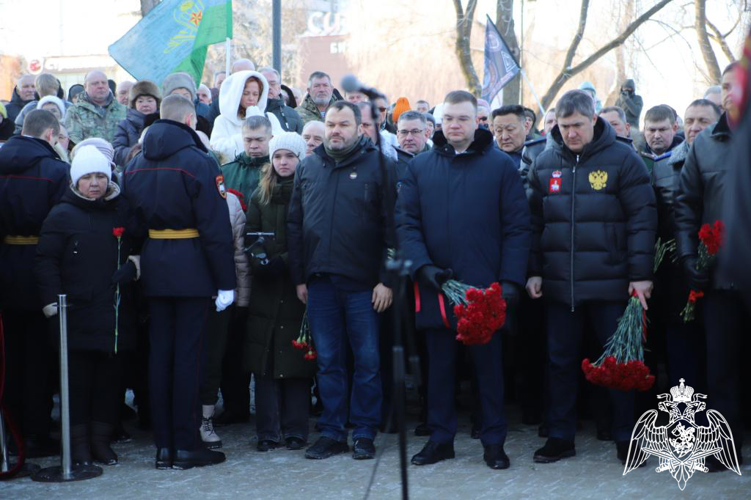 Военнослужащие Пермского военного института Росгвардии приняли участие в торжественной церемонии открытия памятника участникам специальной военной операции