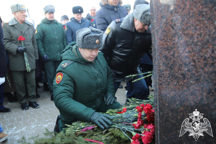 Военнослужащие Пермского военного института Росгвардии приняли участие в торжественной церемонии открытия памятника участникам специальной военной операции