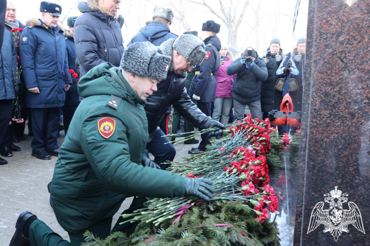 Военнослужащие Пермского военного института Росгвардии приняли участие в торжественной церемонии открытия памятника участникам специальной военной операции