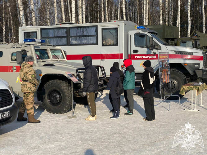 Военнослужащие Пермского военного института войск национальной гвардии приняли участие в обеспечении проведения традиционной военно-спортивной эстафеты «Ратник» на стадионе «Гайва» города Перми