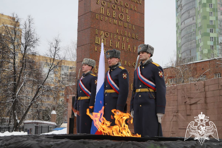 Курсанты Пермского военного института приняли участие в возложении цветов у монумента Уральскому добровольческому танковому корпусу