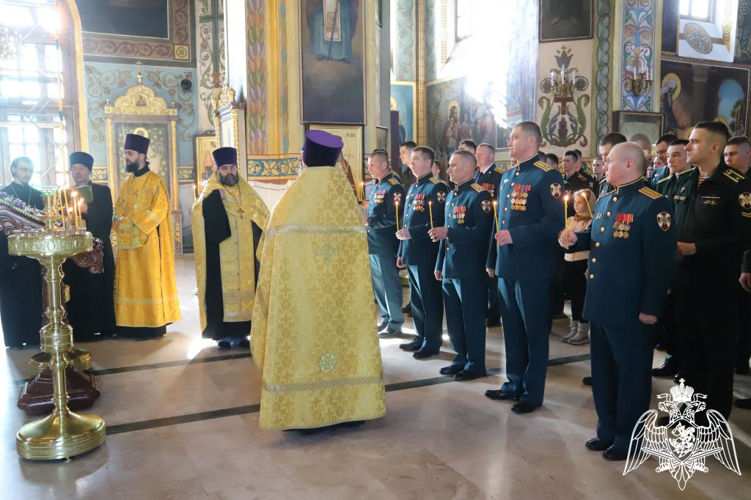 В рамках патриотической акции «Дни Росгвардии» личный состав Пермского военного института принял участие в проведении торжественной литургии и молебна, посвященных Дню войск национальной гвардии Российской Федерации, в Свято-Троицком кафедральном соборе  Пермской епархии Русской Православной Церкви