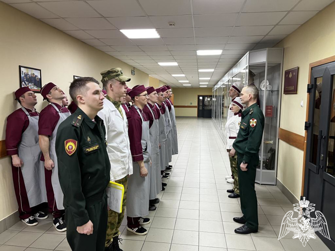 На факультете (тыла) проводится учебная (технологическая) практика в выпечке хлеба, организации и проведении контрольно-показательной варки пищи