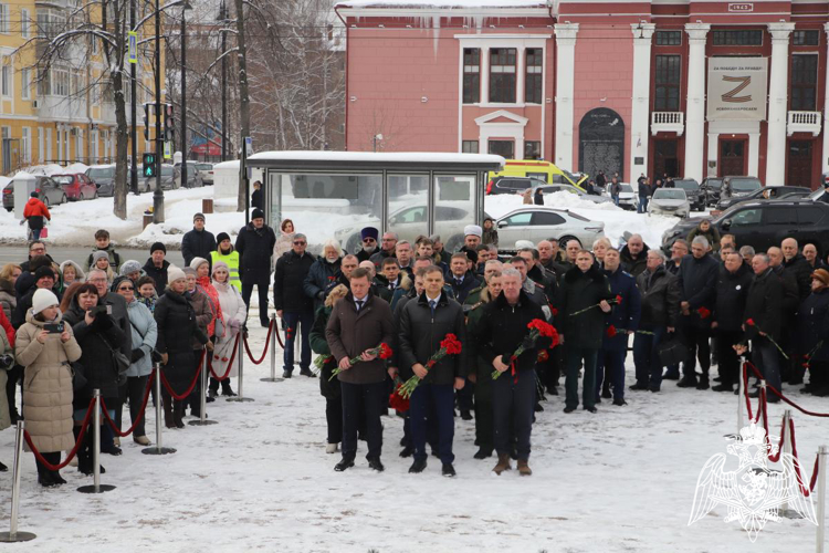 Курсанты Пермского военного института приняли участие в возложении цветов у монумента Уральскому добровольческому танковому корпусу