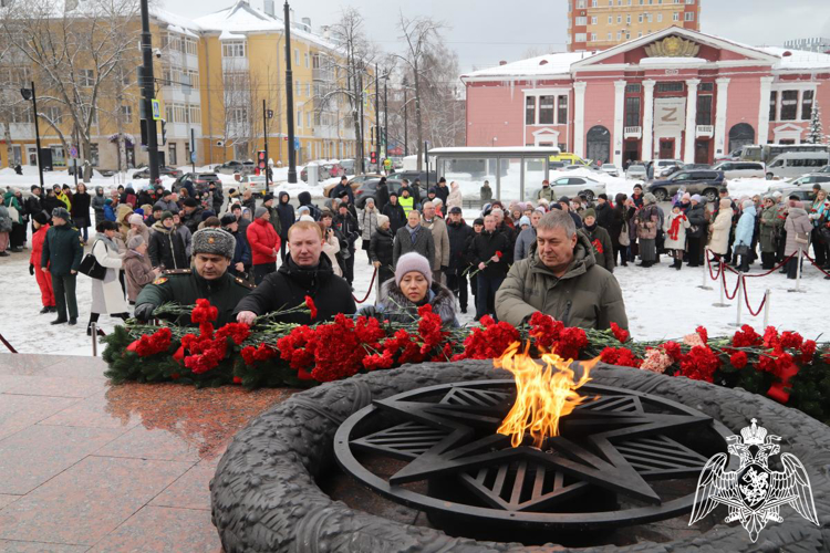 Курсанты Пермского военного института приняли участие в возложении цветов у монумента Уральскому добровольческому танковому корпусу