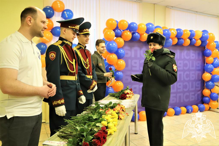 Военнослужащие Пермского военного института поздравили с Международным женским днем представительниц прекрасной половины человечества